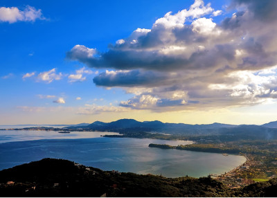 希腊科孚岛的潘托克拉托山和海的全景