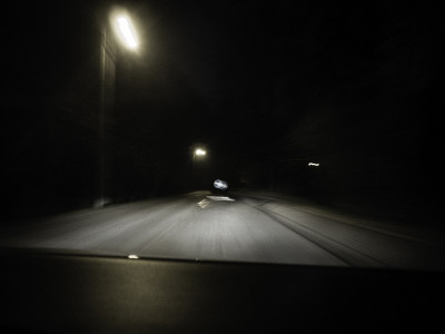 夜间行驶的道路穿透了挡风玻璃