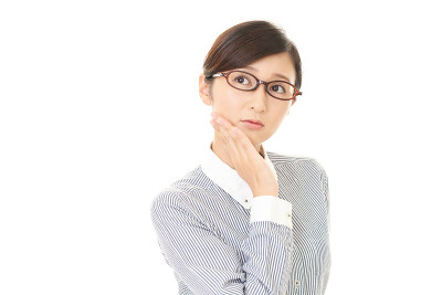 不安的亚洲女商人