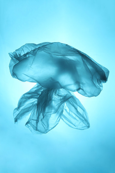 海洋和海洋生物的废物。水母形状的塑料袋。地球的污染