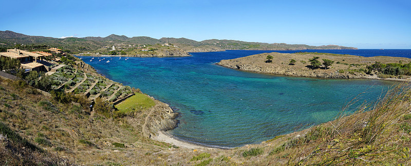 全景俯瞰PortLligat湾和它的岛屿