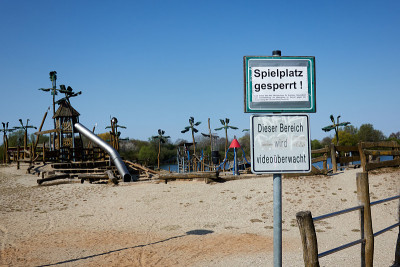 一个冒险游乐场的入口，上面写着德文的“Spielplatz gespert”，这个区域是通过视频监控
