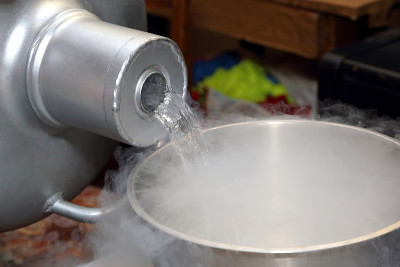 将液氮倒入容器中