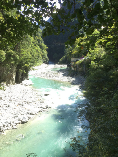 Kurobe峡谷Kurobe河沿岸的风景