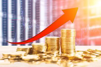成堆的金币和k图是现代城市金融中心的背景