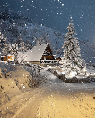 雪夜的山间小屋