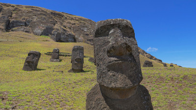 近距离观察:草地上壮观的黑色火山岩雕像