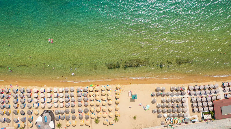 海滩鸟瞰图。美丽的自然海景在夏季时间。