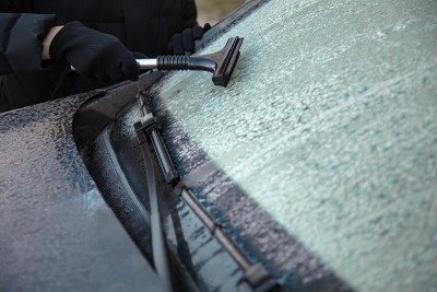 在冬天把车窗上的雪擦干净。汽车挡风玻璃清洗