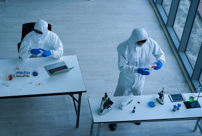 在实验室里寻找病毒大流行疫苗的博士科学家