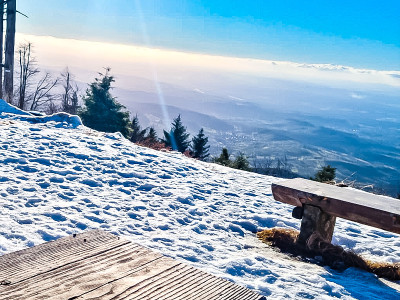 俯瞰被白雪覆盖的群山
