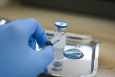 新型疫苗covid-19小瓶剂量流感注射药物针头注射器，概念医学试验疫苗冠状病毒皮下注射治疗疾病预防