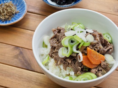 亚洲食物韩式烤肉，一碗上面放韩式烤肉的米饭