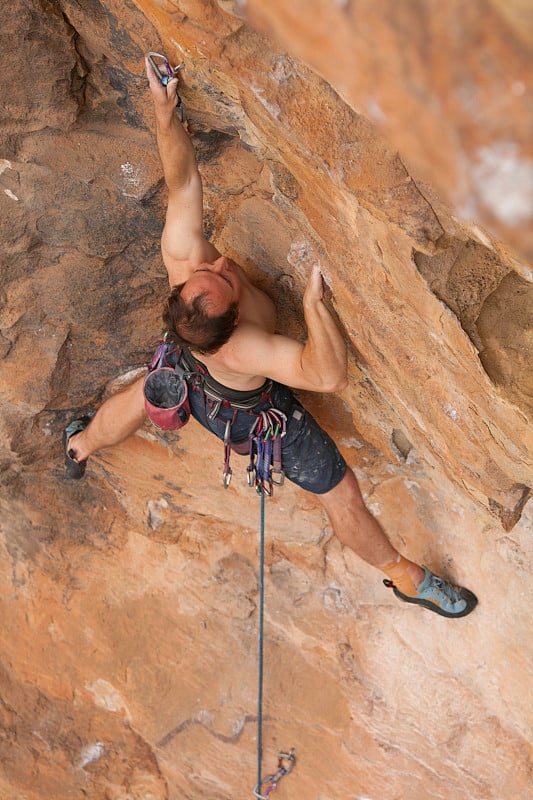 男人rockclimbing