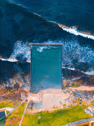 进入水池的海浪