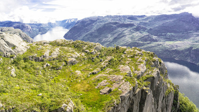 俯瞰群山和挪威吕瑟峡湾