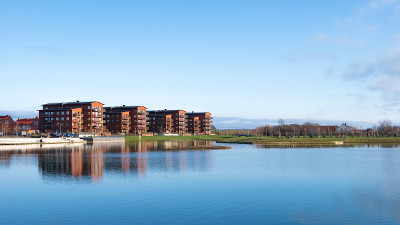 在瑞典隆德，Råbysjön湖边新公寓楼的全景