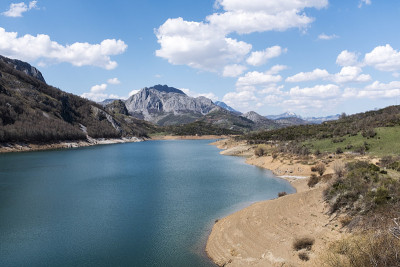湖边的山景