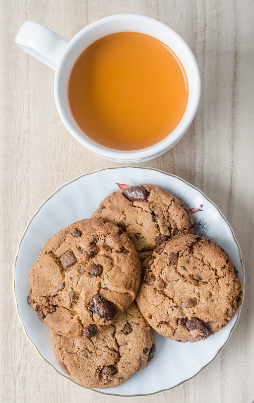 巧克力饼干和一杯奶茶