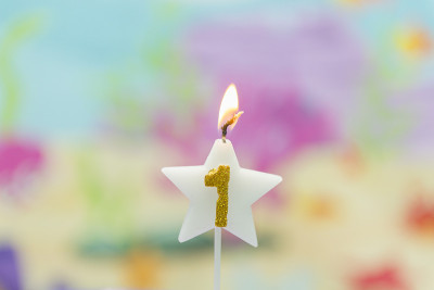 星光状的生日蜡烛，背景模糊。1周年纪念，深海主题。庆祝、聚会和欢乐的概念。