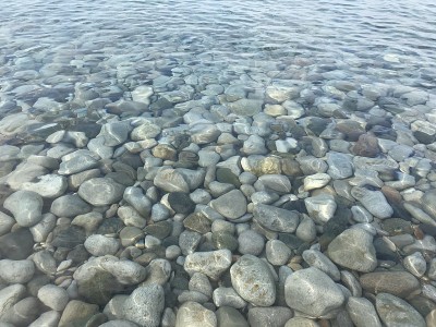 静水-灰色河岩