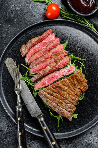 烤和切牛腰肉排。大理石牛肉肉。黑色背景。俯视图
