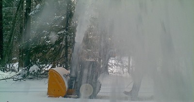用吹雪机扫雪