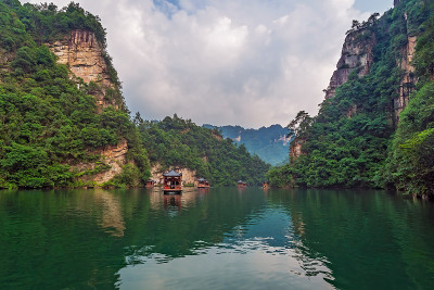 游船在宝峰湖喀斯特景观之间航行