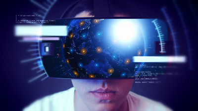 帅气的年轻人戴着VR头戴体验虚拟现实。
