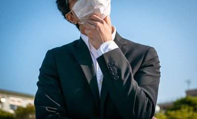 戴面具的商人