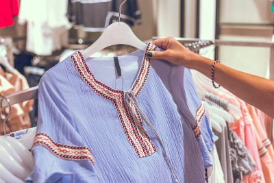 女人的衣服在商店里。时尚商店。购物中心