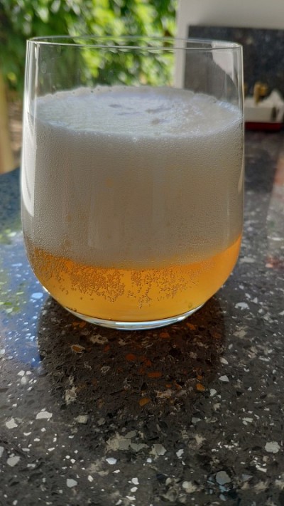 一杯淡色淡色啤酒。