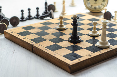 棋盘上的白子和黑子
