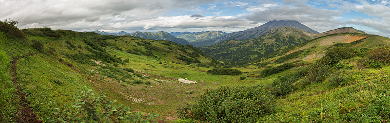 美丽的维鲁钦斯基山口夏季全景图