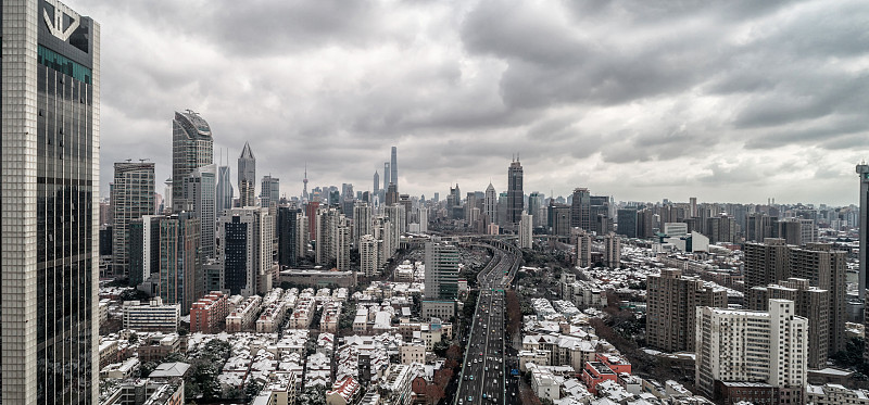 降雪后的上海城市景观和摩天大楼鸟瞰图