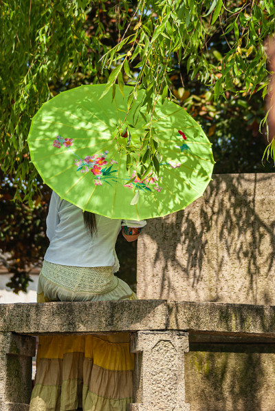 在中国同里，观女带绿伞。