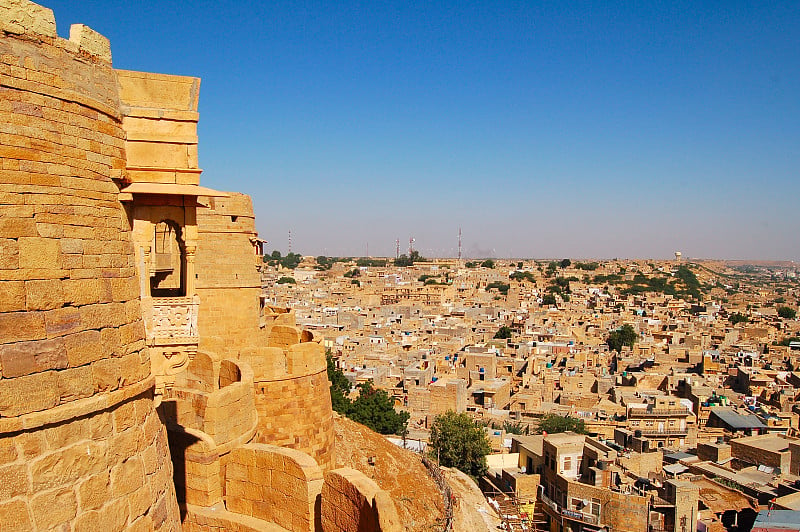 从著名的Jaisalmer堡垒俯瞰下方的城市。