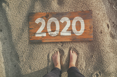 2020年沙滩上的木板