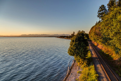 夕阳下的海边铁路