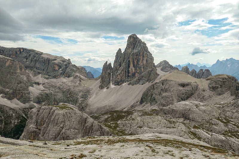 Oberbachernspitze -在意大利白云石的一个高和荒凉的山峰上的无尽的观点。