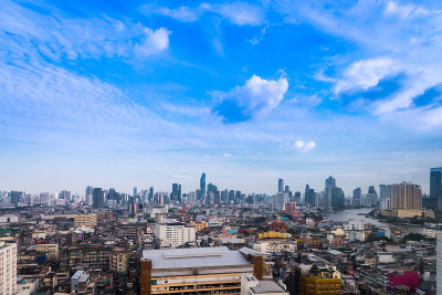 曼谷天际线，泰国。曼谷是大都市，最受游客喜爱的地方是现代建筑/摩天大楼之间，社区居民和各种宗教建筑之