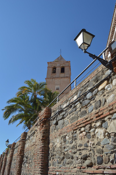 阳光明媚的一天，西班牙的Velez Malaga，圣玛丽亚教堂的钟楼和墙壁