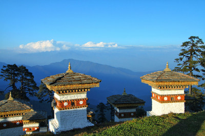 108座chortens(佛塔)是纪念不丹士兵的纪念碑，位于从廷布到Punaka的道路上的多丘拉山口