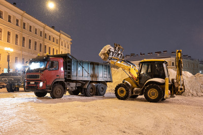 专业的除雪设备在城市大雪过后的夜晚清理宫殿广场