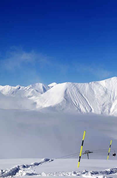 雪坡上有新落的雪