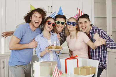 朋友们在聚会上用蛋糕庆祝生日