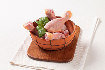 生鸡腿在陶土碗