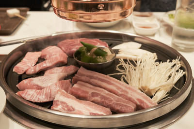 韩国餐厅的韩式猪肉烧烤