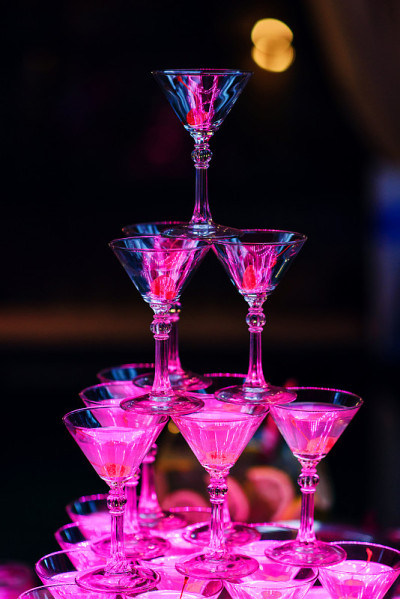 餐厅里的樱桃马提尼酒杯