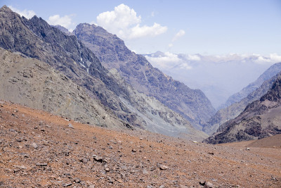 智利-阿根廷边界，门多萨乌斯帕拉塔山口的岩石山峰和雪峰景观